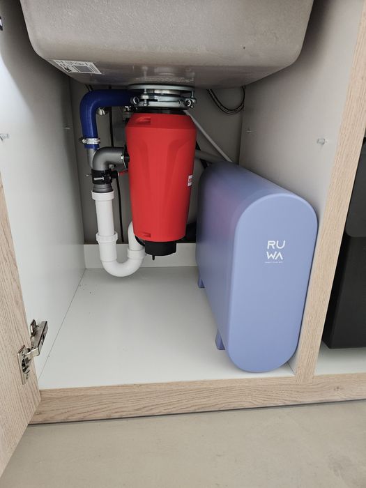 Montaż systemu filtracji wody pod zlewem